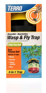 Winneconne, WI - 16 Mayıs 2021: Bir Terro eşekarısı paketi ve izole edilmiş bir arkaplanda çift amaçlı yem