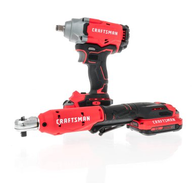 Winneconne, WI - 10 Haziran 2021: İzole edilmiş bir zemin üzerindeki İngiliz anahtarı ve darbe soketi paketi