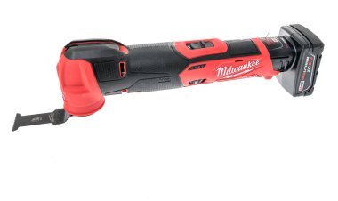 Winneconne, WI - 10 Haziran 2021: İzole edilmiş bir arkaplan üzerinde Milwaukee Oscillating araç bataryası m12 paketi