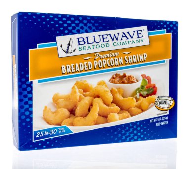 Winneconne, WI - 27 Haziran 2021: İzole bir zemin üzerinde Bluewave deniz mahsulü patlamış mısır karidesi paketi