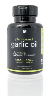 Winneconne, WI - 13 Haziran 2021: İzole edilmiş bir arkaplanda sarımsak yağı takviyesi bulunan bir şişe Sports Research fabrikası