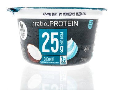 Winneconne, WI - 5 Temmuz 2021: İzole edilmiş bir arkaplanda bir şişe orantılı protein yoğurdu