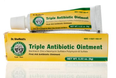 Winneconne, WI - 5 Temmuz 2021: Dr. Scheffields tarafından izole edilmiş arka planda üç antibiyotik merhemi paketi