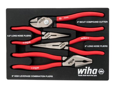 Winneconne, WI - 5 Temmuz 2021: Bir paket Wiha el aletleri kesici, pense, uzun burun, iğne burun, izole bir arka planda birleşim