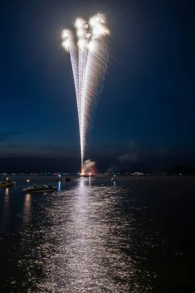 Fogos Artifício Quarto Julho Disparados Uma Barcaça Lago — Fotografia de Stock