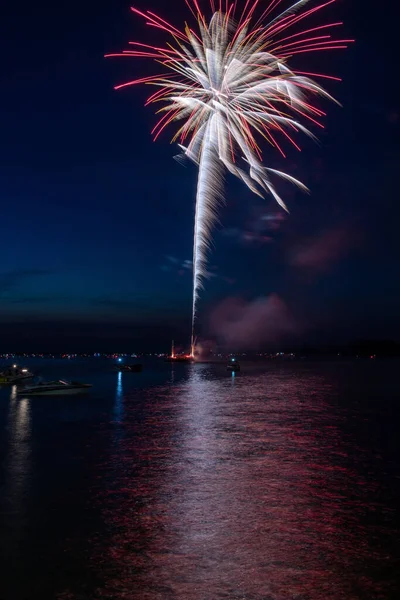 Fogos Artifício Quarto Julho Disparados Uma Barcaça Lago — Fotografia de Stock