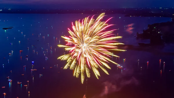 Focuri Artificii Data Iulie Fost Trase Dintr Barjă Lac Luat — Fotografie, imagine de stoc