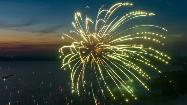 Fogos Artifício Diante Julho Disparados Uma Barcaça Lago Tomado Com — Fotografia de Stock