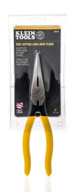 Winneconne, WI - 5 Temmuz 2021: Klein araçlarından oluşan bir paket, izole bir arka planda uzun burun iğnesi pensesi kesiyor.