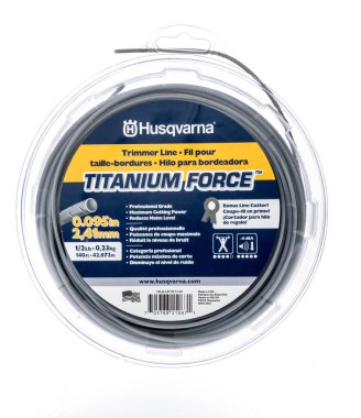Winneconne, WI - 5 Temmuz 2021: İzole edilmiş bir arkaplanda Husqvarna titanyum güç düzenleyici hattı paketi