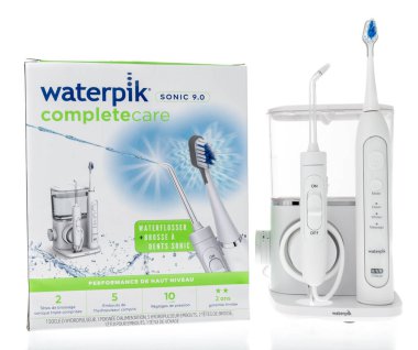 Winneconne, WI -11 Temmuz 2021: İzole edilmiş bir arkaplanda Waterpik su temizleyicisi ve sonik diş fırçası paketi