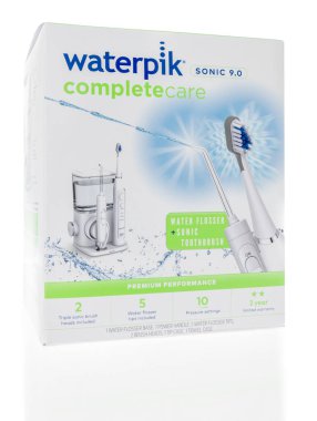 Winneconne, WI -11 Temmuz 2021: İzole edilmiş bir arkaplanda Waterpik su temizleyicisi ve sonik diş fırçası paketi