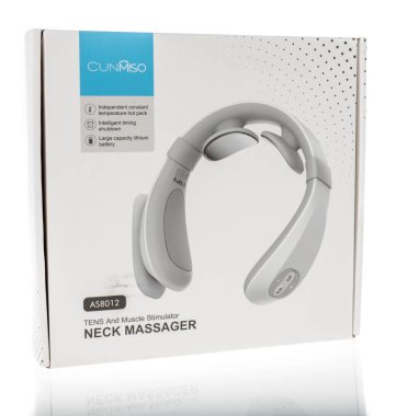 Winneconne, WI -11 Temmuz 2021: İzole edilmiş arka planda bir Cunmiso boyun masaj aleti paketi