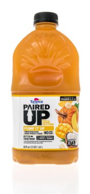 Winneconne, WI -18 Temmuz 2021: Bir şişe Tampico meyve ve sebze suyu izole bir arka plana pompaladı