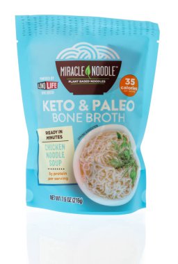 Winneconne, WI -18 Temmuz 2021: Bir paket izole edilmiş arka planda Miracle noodle keto paleo lige kemik çorbası tavuk çorbası