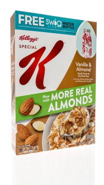 Winneconne, WI -18 Temmuz 2021: İzole bir zemin üzerinde Kellog özel k vanilya ve badem gevreği paketi