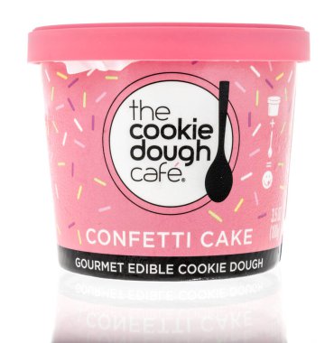 Winneconne, WI -18 Temmuz 2021: Kurabiye hamurlu kafe gurmesi, izole bir arka planda yenebilir kurabiye hamurlu konfeti keki paketi