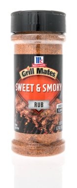 Winneconne, WI -25 Temmuz 2021: Bir paket McCormick ızgara arkadaşı izole edilmiş arka planda tatlı ve dumanlı masaj baharatı