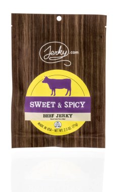Winneconne, WI -18 Temmuz 2021: Bir paket Jerky com tatlı ve baharatlı kurutulmuş et