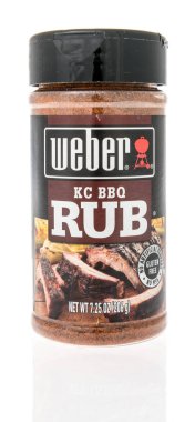 Winneconne, WI -25 Temmuz 2021: Bir Weber KC bbq paketi izole edilmiş bir arkaplan üzerine baharat