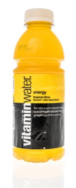 Winneconne, WI -15 Ağustos 2021: İzole edilmiş bir arkaplanda bir şişe vitamin suyu enerjisi içeceği