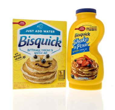 Winneconne, WI -20 Ağustos 2021: İzole edilmiş bir arkaplanda Betty Crocker bisquick shake n pour ve düzenli krep karışımı