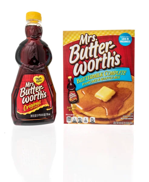 Winneconne, WI -20 Ağustos 2021: Bir şişe Bayan Butterworth şurubu ve izole edilmiş arka planda krep karışımı