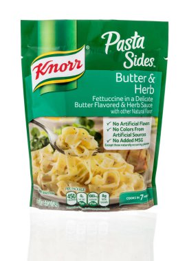 Winneconne, WI -20 Ağustos 2021: Bir paket yalıtılmış arkaplanda tereyağı ve bitki içeren Knorr makarna