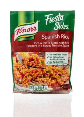 Winneconne, WI -22 Ağustos 2021: İzole edilmiş bir arkaplanda İspanyol pirinç aromalı bir Knorr fiesta paketi