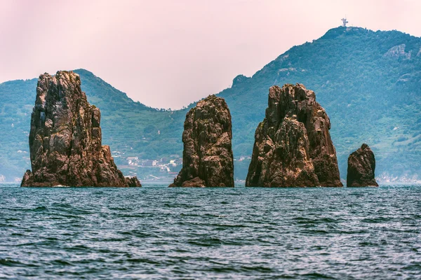 Cuatro rocas en el mar — Foto de Stock