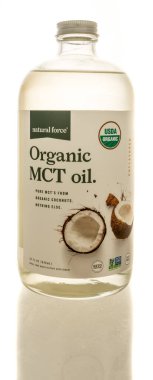 Winneconne, WI - 12 Temmuz 2025: İzole edilmiş arka planda bir şişe Doğal Güç Organik Mct yağı.