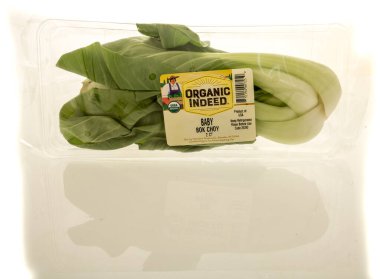 Winneconne, WI - 11 Ekim 2025: İzole edilmiş bir arkaplanda bir paket organik gerçekten bebek kakası.