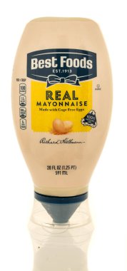 Winneconne, WI - 11 Ekim 2025: İzole edilmiş arka planda bir şişe gerçek mayonez.