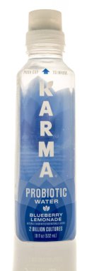 Winneconne, WI - 11 Ekim 2025: İzole edilmiş bir arkaplanda bir şişe Karma probiyotik su.