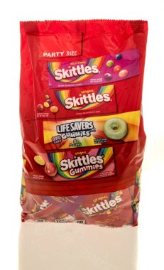 Winneconne, WI - 31 Ekim 2025: İzole bir arkaplanda Skittles ve Lifesavers içeren bir Cadılar Bayramı şekeri paketi.
