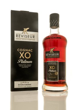 Winneconne, WI - 31 Ekim 2025: Bir şişe Reviseur Petie şampanya konyağı izole edilmiş arka planda XO platin.