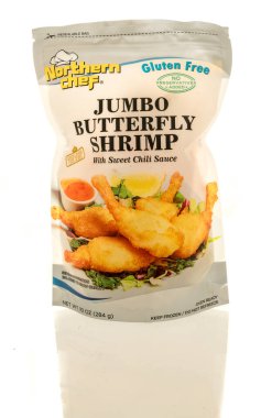 Winneconne, WI - 17 Ocak 2026: İzole edilmiş arka planda bir paket Kuzey Aşçı 'nın kelebek karidesi.