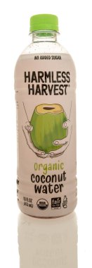 Winneconne, WI - 7 Mart 2026: Bir şişe zararsız hindistan cevizi suyu izole edilmiş arka plan.