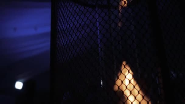 Zeitlupenaufnahme einer Flamme hinter einem Metallgitter auf schwarzem Hintergrund. — Stockvideo
