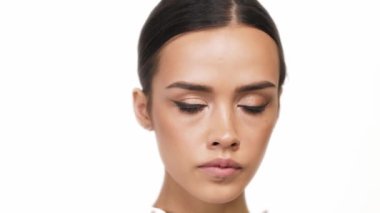 Beyaz arka planda çok güzel bir esmer kadının güzel portresi.