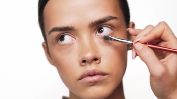 Mode femme maquillage beauté yeux. Mascara pour les yeux. — Video