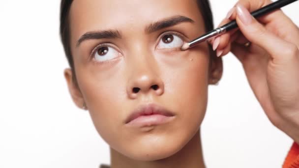 Mode femme maquillage beauté eyes.A jeune femme a ses yeux peints avec une doublure — Video