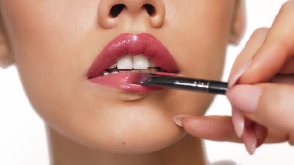 Maquillage femme beauté lèvres. Gros plan sur les lèvres. Rouge à lèvres annonces. — Video