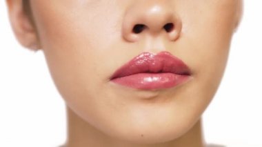 Çok güzel bir yakın çekim. Nazikçe ve cinsel açıdan dudaklarını yalıyor.