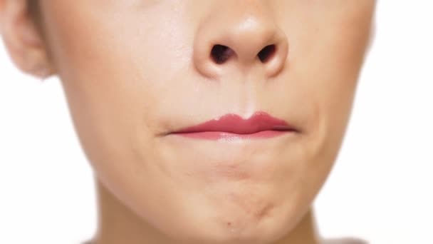 Dans le cadre, les belles lèvres de la fille font un mouvement de buvardage après la coloration — Video