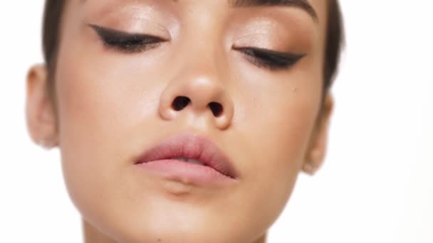 Belle brunette modèle pose pour une caméra de gros plan pour démontrer maquillage des yeux — Video