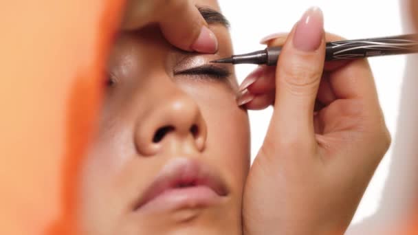 Moda mulher maquiagem beleza olhos. Maquiagem de olho - desenho de setas com um forro. — Vídeo de Stock
