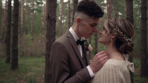 Casal jovem bonito na bela floresta. Abraços, beijos e sorrisos — Vídeo de Stock