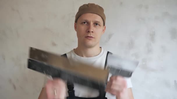 Maître plâtrier montre les spatules à la caméra avec un désir de se rendre au travail — Video