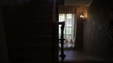 Güzel bir merdiveni ve penceresi olan karanlık koridor..